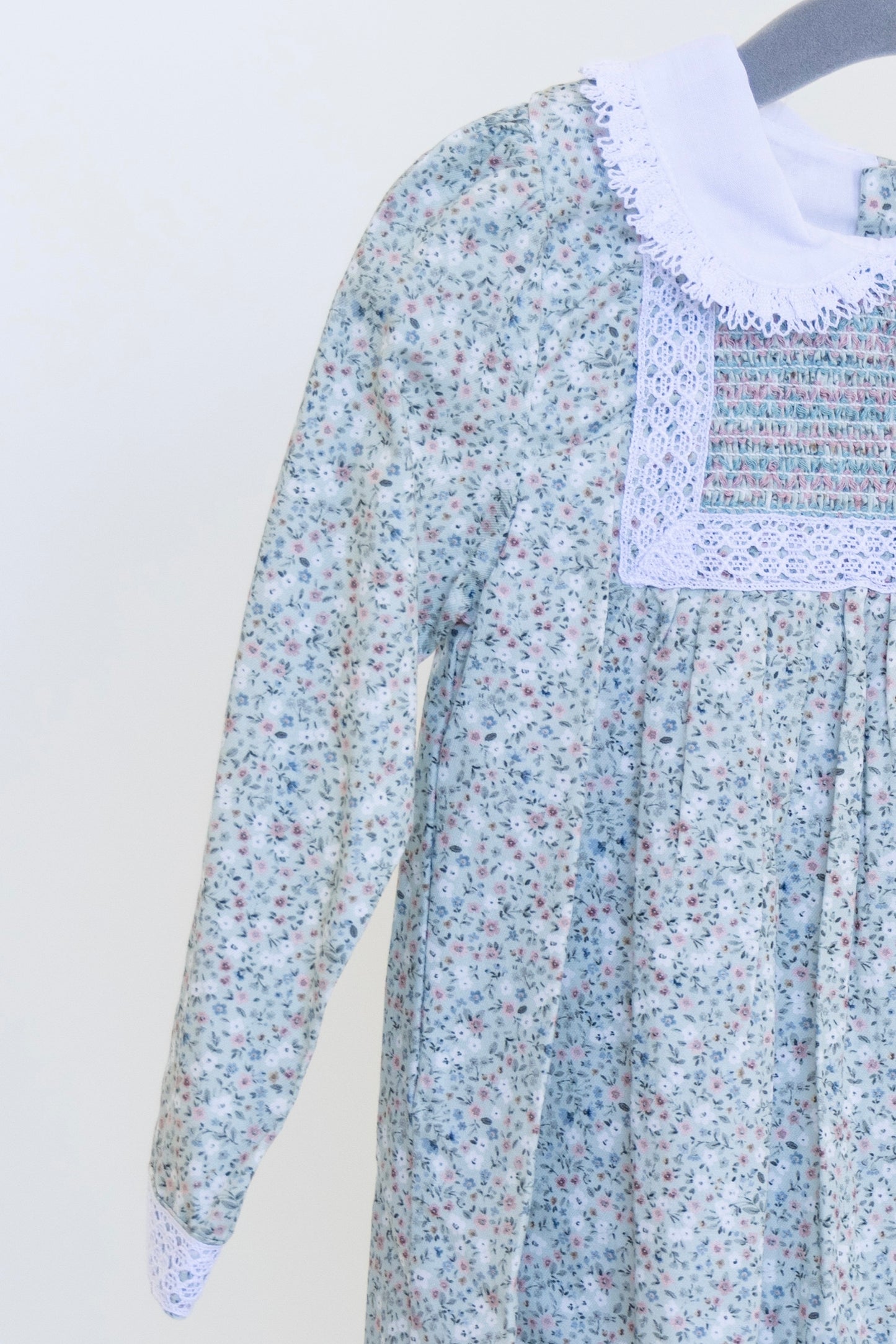 Vestido Flores con Detalle en Cuello